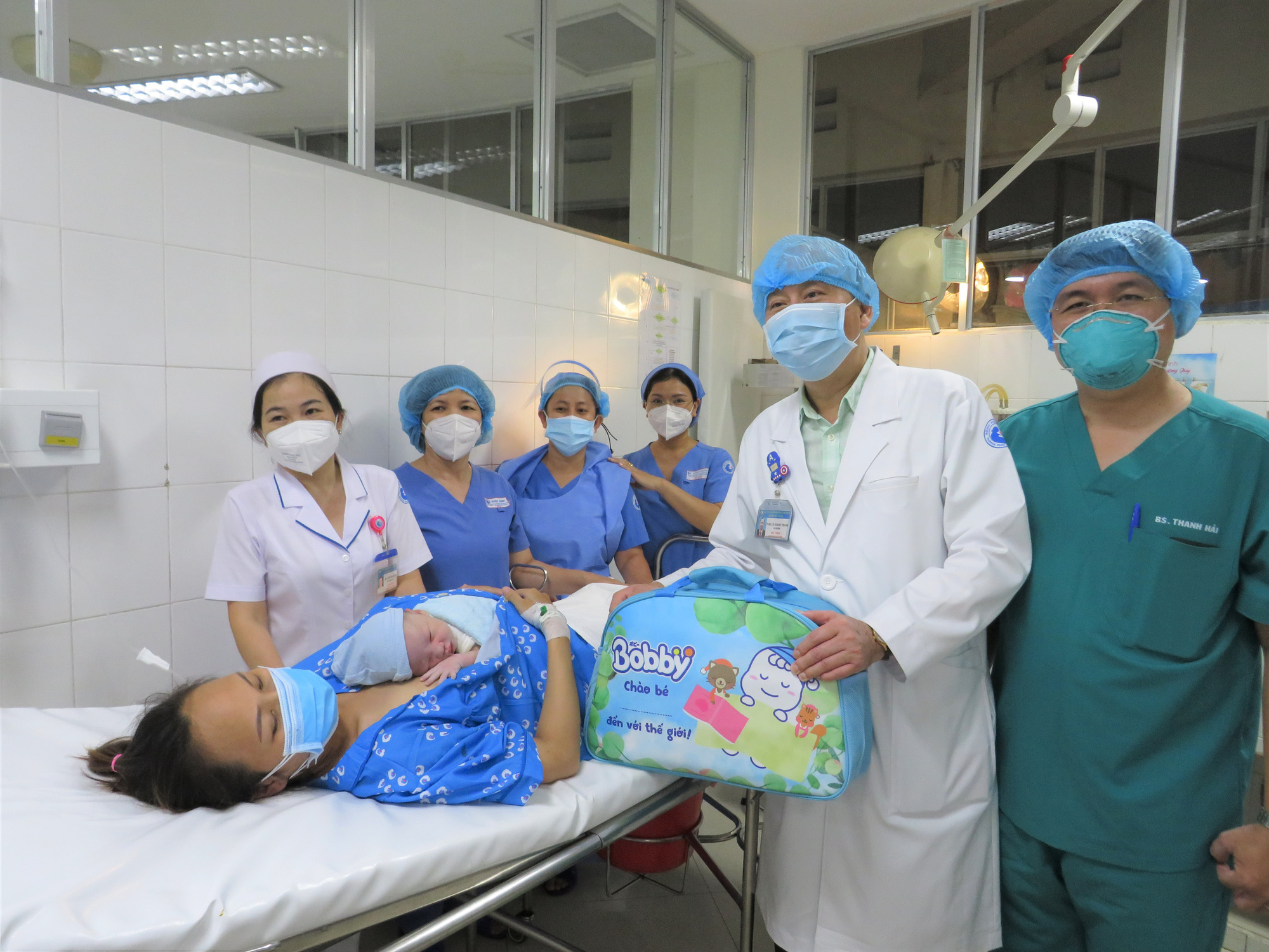 Khoảnh khắc kỳ diệu: 4 thi&ecirc;n thần nhỏ ch&agrave;o đời đ&ecirc;m giao thừa - Ảnh 11.