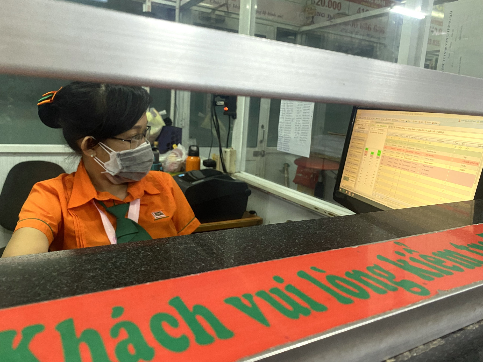 Đón giao thừa trên chuyến xe cuối cùng rời TP HCM - Ảnh 3.