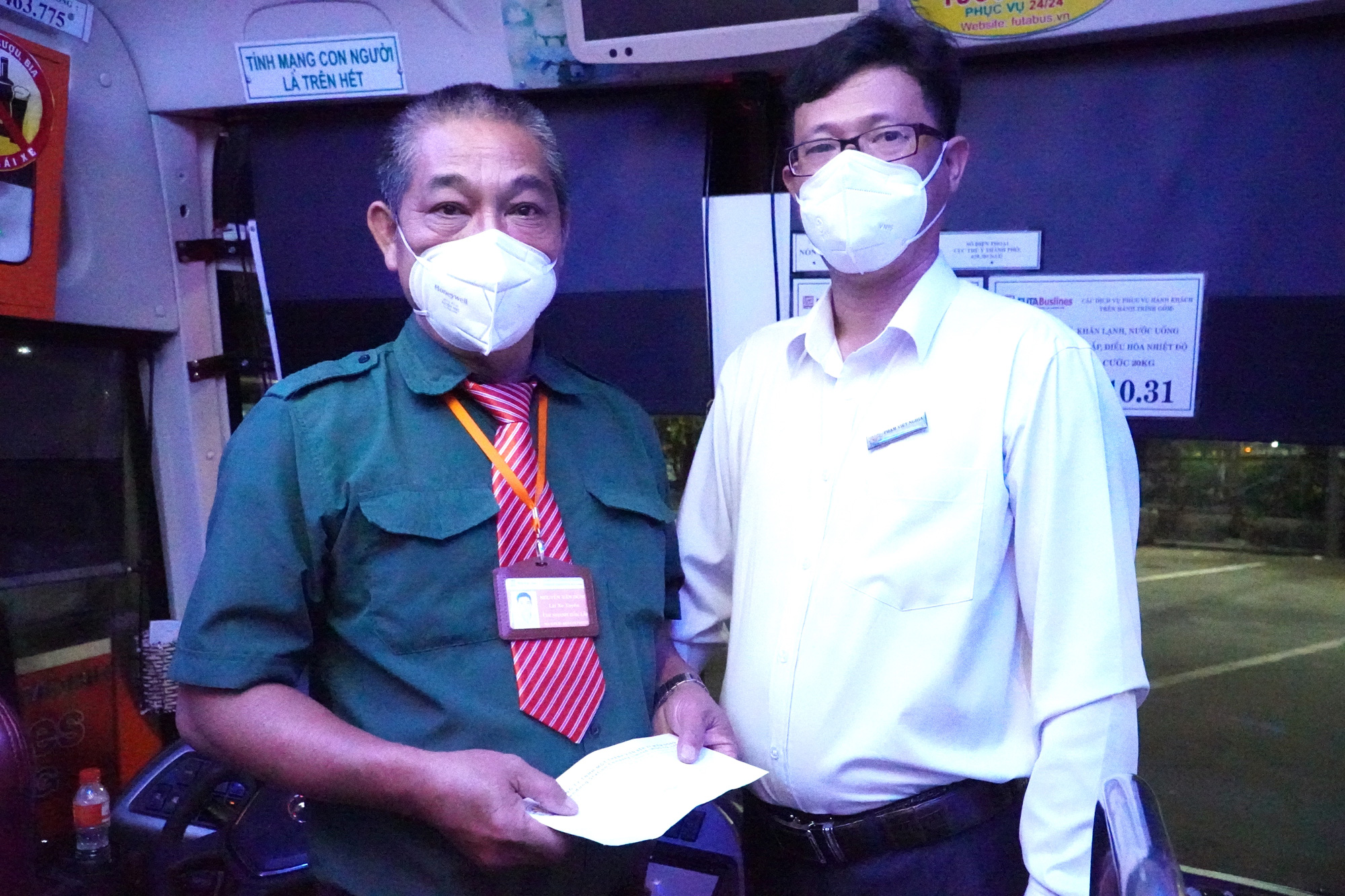 Đón giao thừa trên chuyến xe cuối cùng rời TP HCM - Ảnh 6.