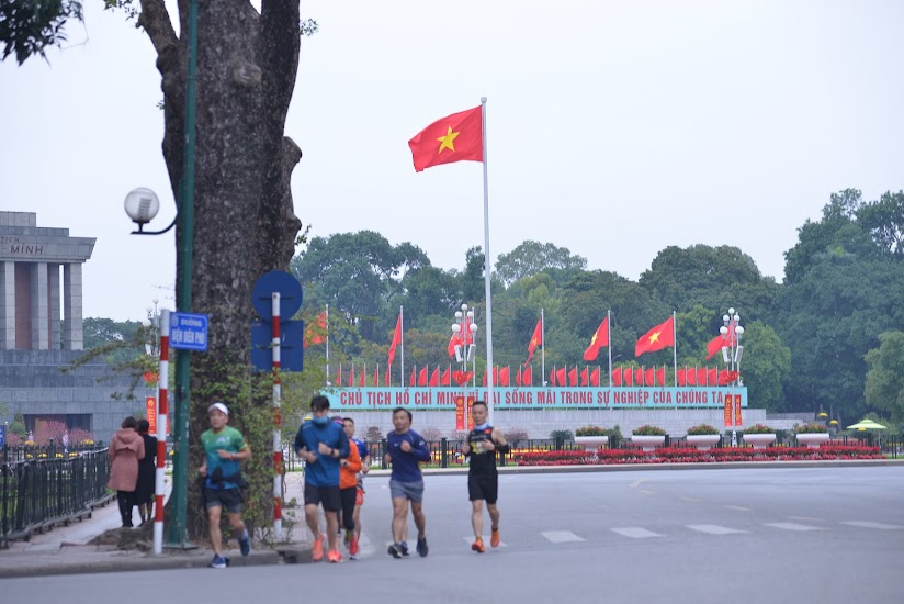 Người dân Hà Nội du Xuân, tập thể dục ngày Mùng Một Tết - Ảnh 4.