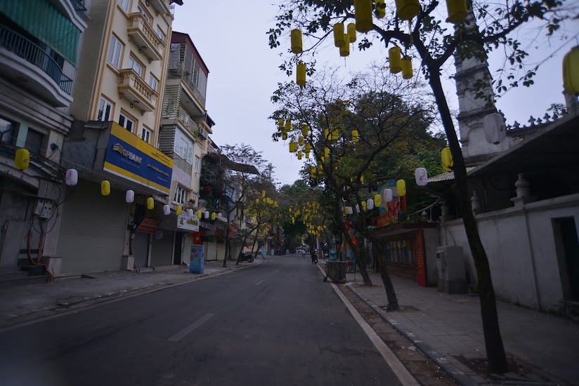 Người dân Hà Nội du Xuân, tập thể dục ngày Mùng Một Tết - Ảnh 2.