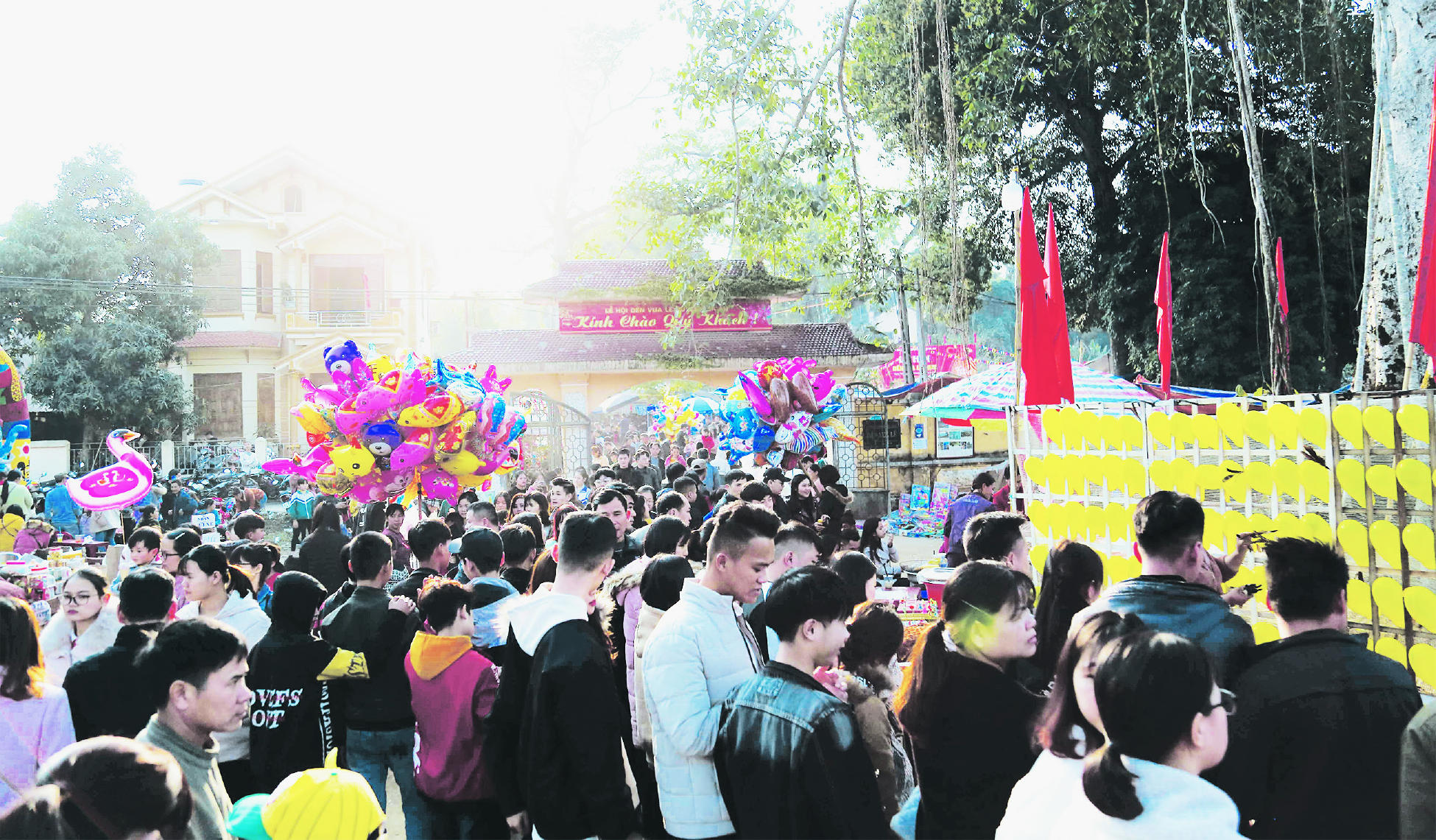 Đầu xuân, theo mẹ bán hàng