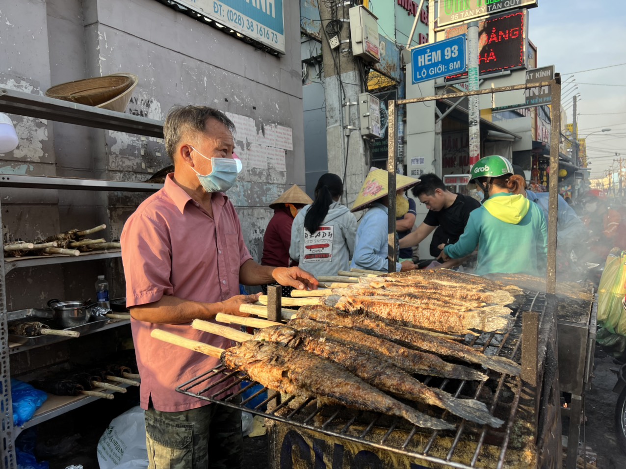 Tấp nập cảnh mua b&aacute;n c&aacute; l&oacute;c nướng ng&agrave;y v&iacute;a Thần T&agrave;i - Ảnh 10.