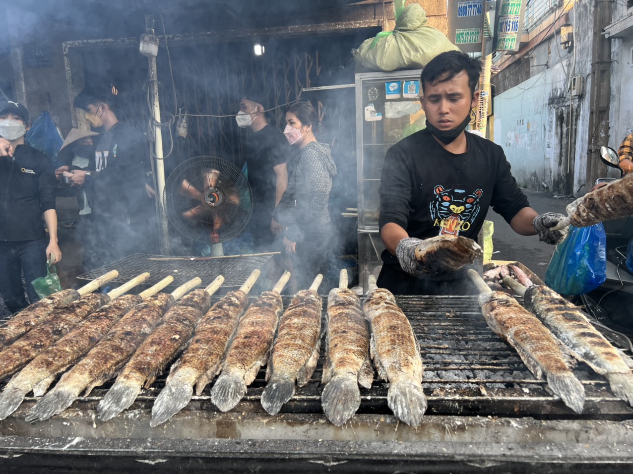 Tấp nập cảnh mua b&aacute;n c&aacute; l&oacute;c nướng ng&agrave;y v&iacute;a Thần T&agrave;i - Ảnh 15.
