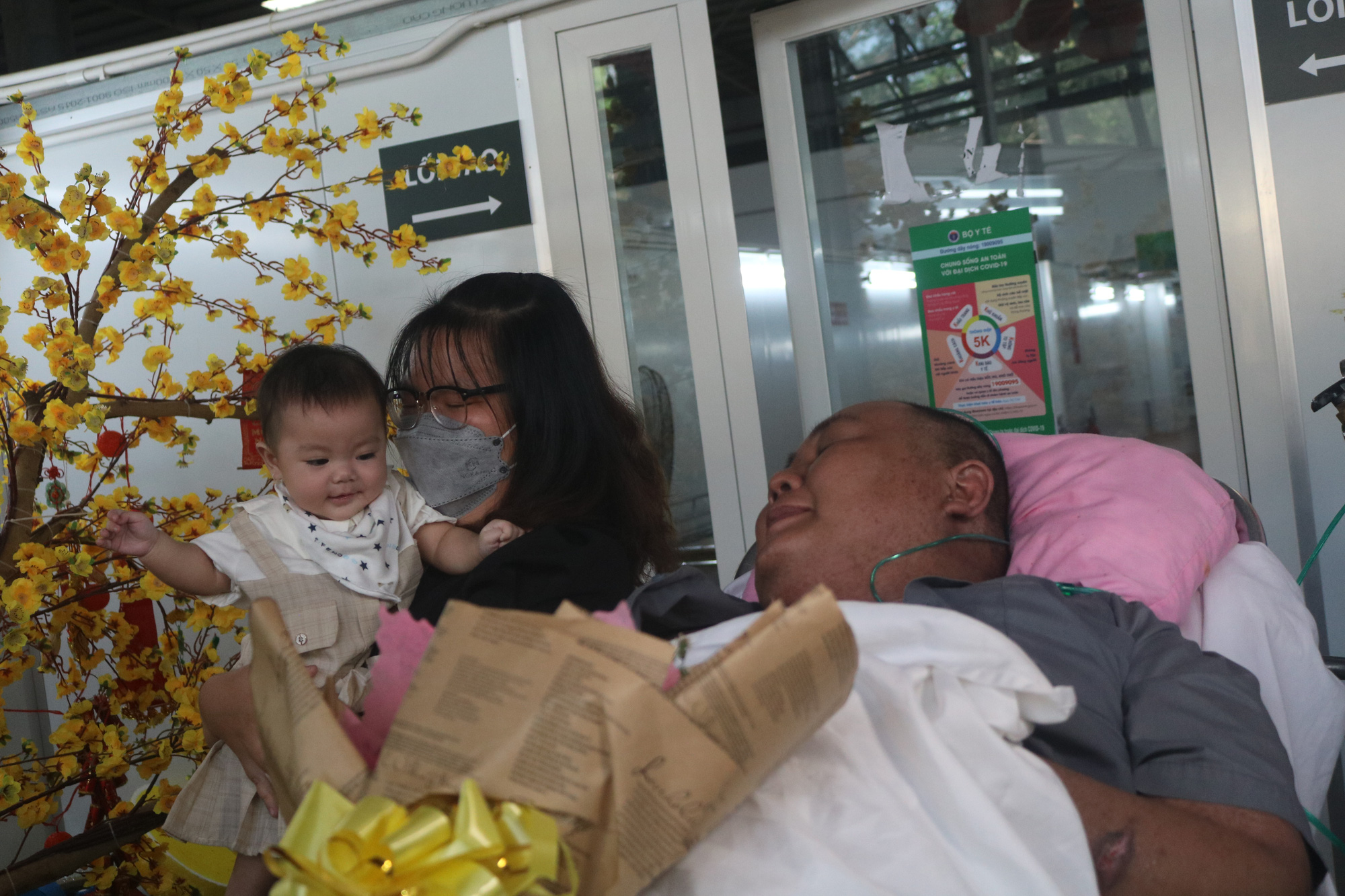 Tho&aacute;t cửa tử sau 84 ng&agrave;y chạy ECMO li&ecirc;n tục, anh ch&agrave;ng 140 kg xuất viện về nh&agrave; - Ảnh 2.