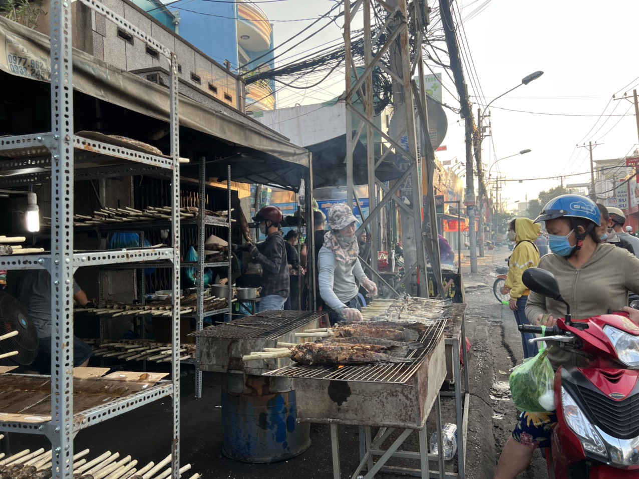 Tấp nập cảnh mua b&aacute;n c&aacute; l&oacute;c nướng ng&agrave;y v&iacute;a Thần T&agrave;i - Ảnh 3.