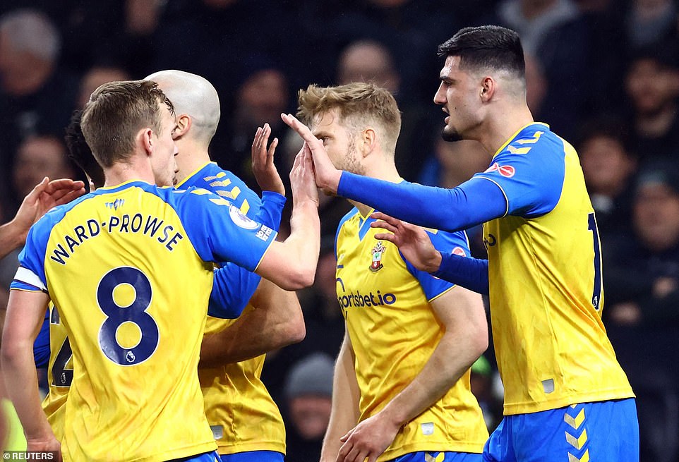 Thua sốc s&acirc;n nh&agrave;, Tottenham lỡ cuộc đua Top 4 - Ảnh 3.