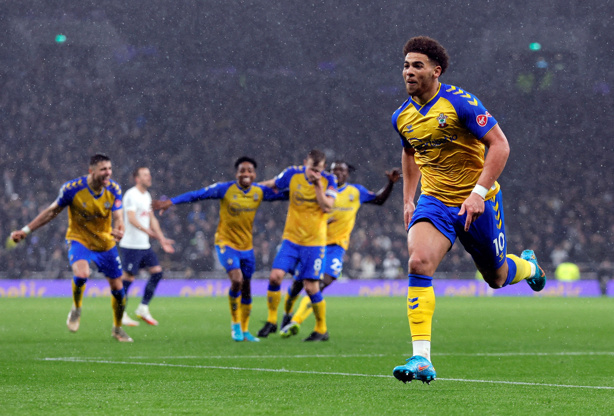 Thua sốc s&acirc;n nh&agrave;, Tottenham lỡ cuộc đua Top 4 - Ảnh 6.