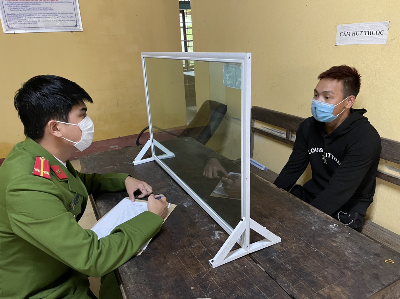 Người phụ nữ bị 2 thanh niên dí dao cướp tiền