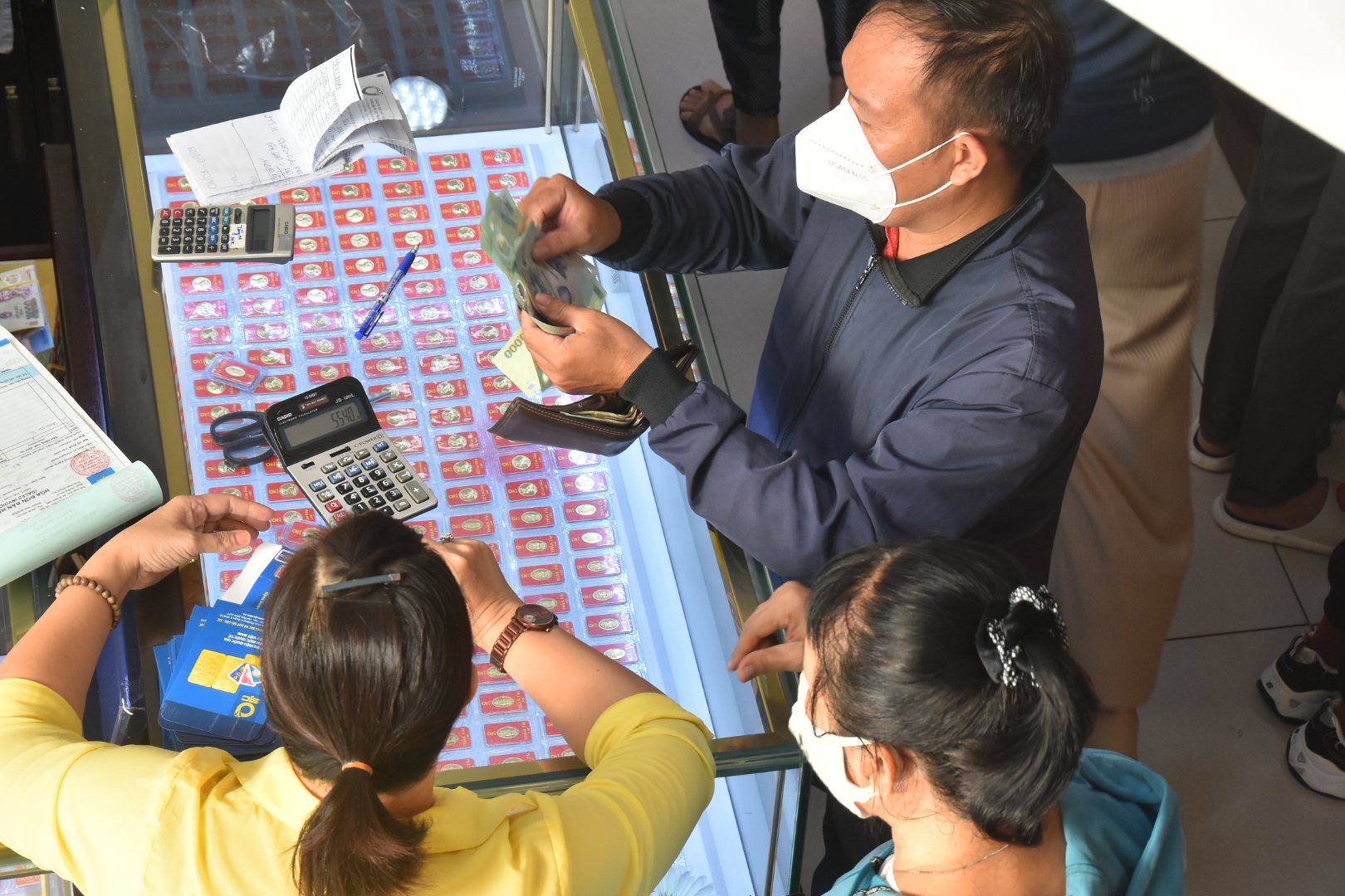 Người dân TP HCM đổ xô mua vàng ngày Thần tài, giá vàng SJC tăng vọt - Ảnh 7.