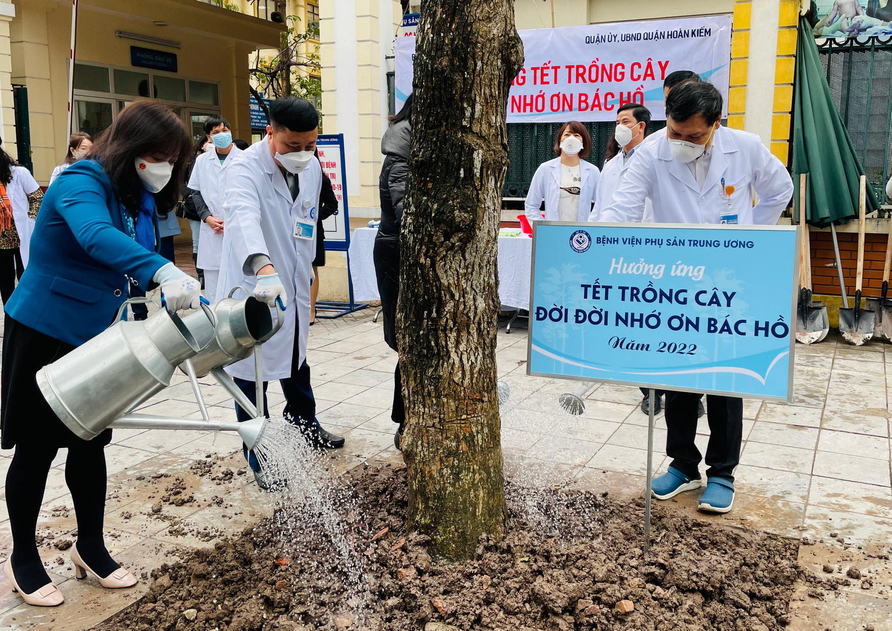 Lãnh đạo Tổng LĐLĐ Việt Nam tham gia Tết trồng cây cùng Bệnh viện Phụ sản Trung ương