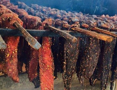 Cô gái dùng thủ đoạn không ngờ để chiếm đoạt nửa tạ thịt trâu gác bếp