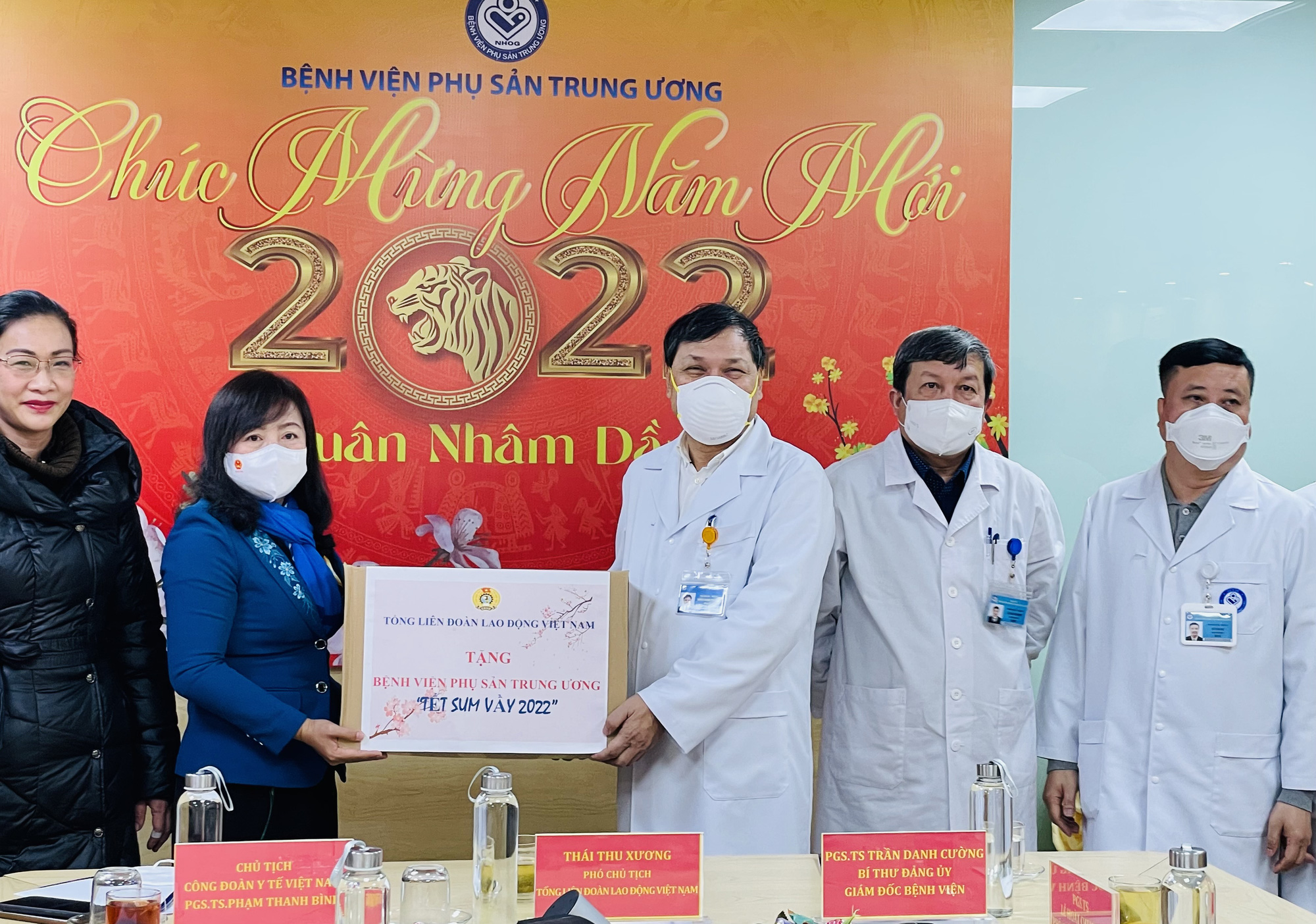L&atilde;nh đạo Tổng LĐLĐ Việt Nam tham gia Tết trồng c&acirc;y c&ugrave;ng Bệnh viện Phụ sản Trung ương - Ảnh 1.
