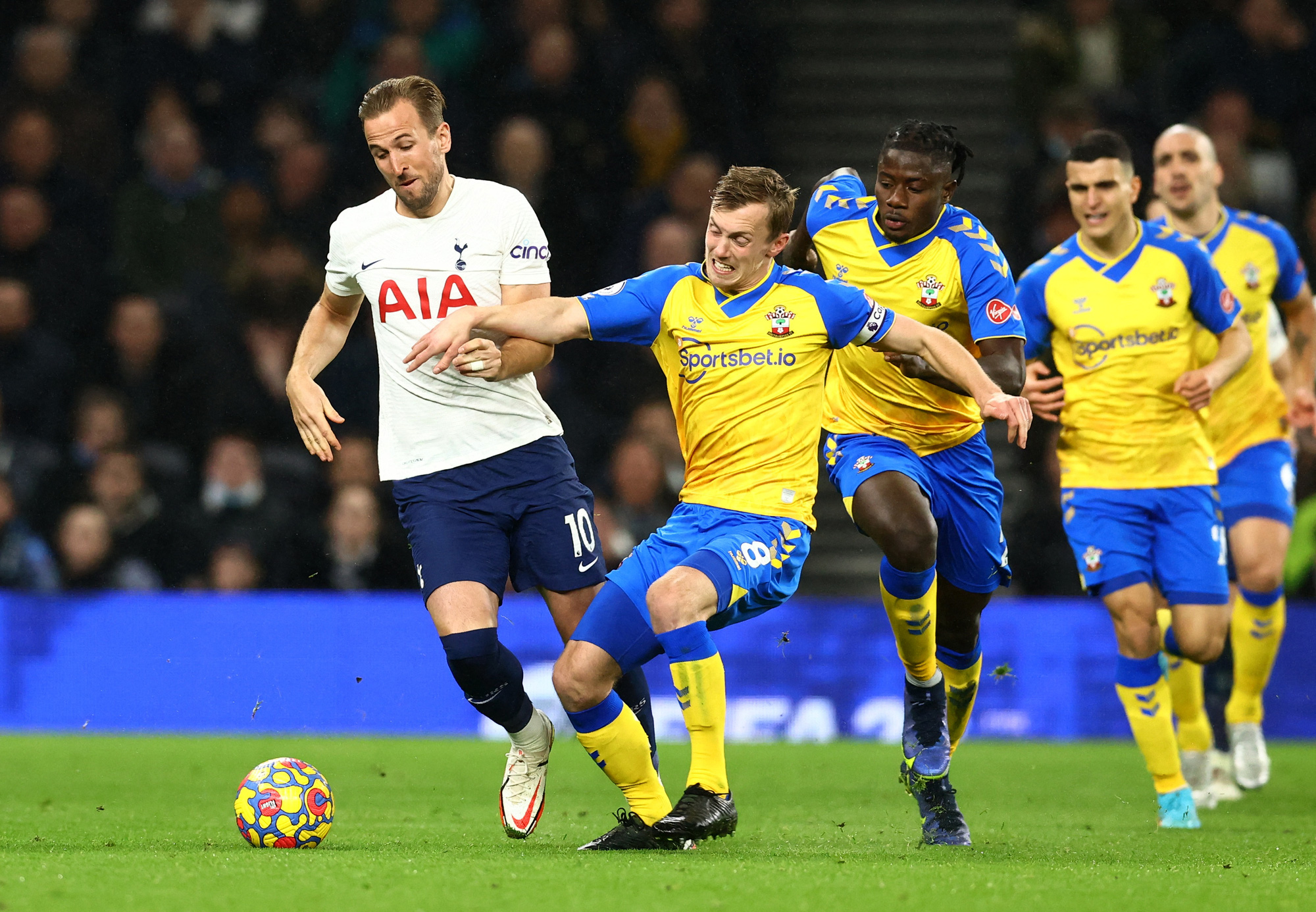 Thua sốc sân nhà, Tottenham lỡ cuộc đua Top 4