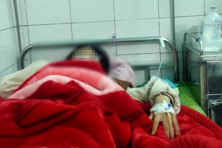 Nữ sinh lớp 8 bị bố của bạn học dùng ôtô đuổi theo đánh nhập viện