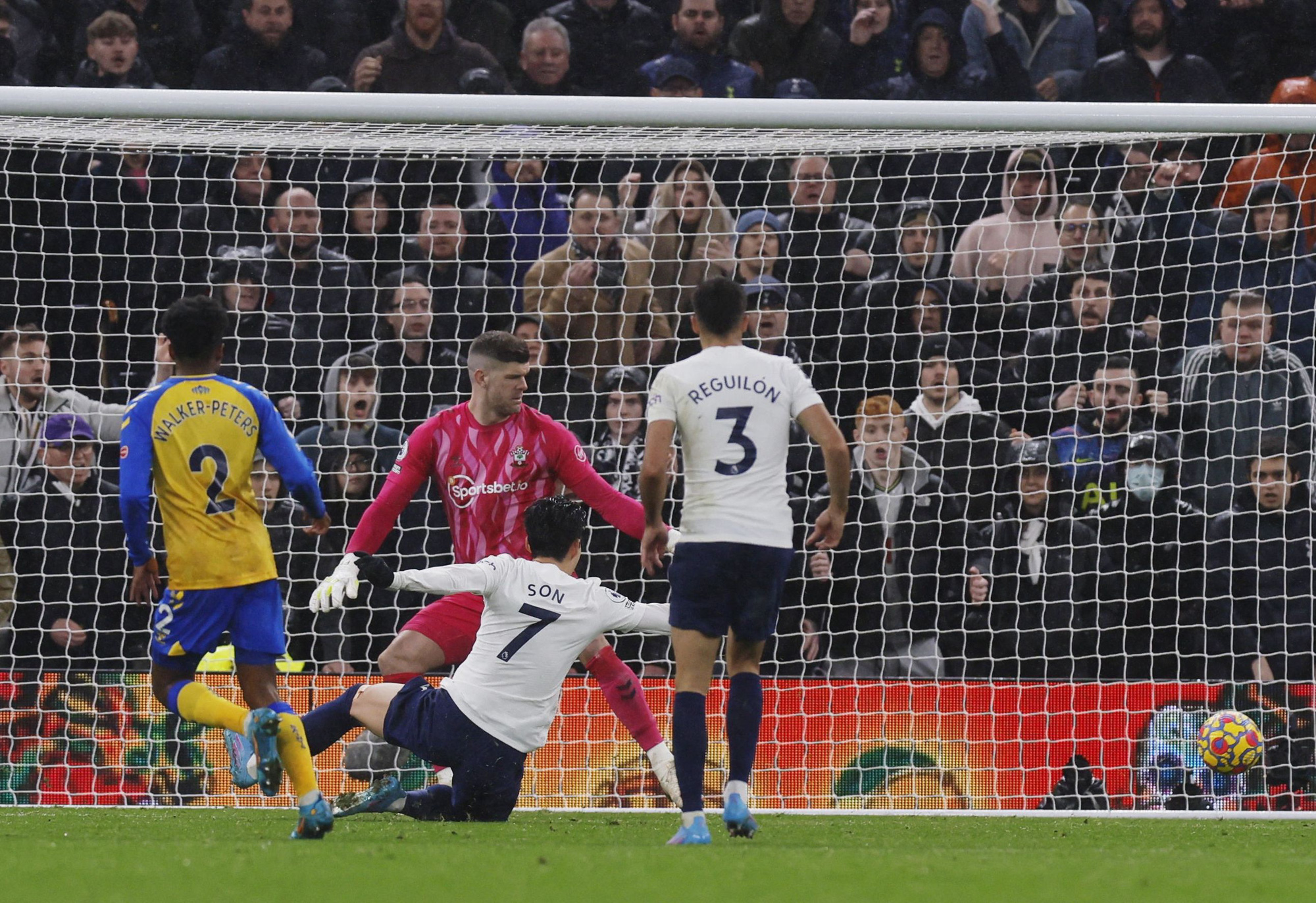 Thua sốc s&acirc;n nh&agrave;, Tottenham lỡ cuộc đua Top 4 - Ảnh 4.
