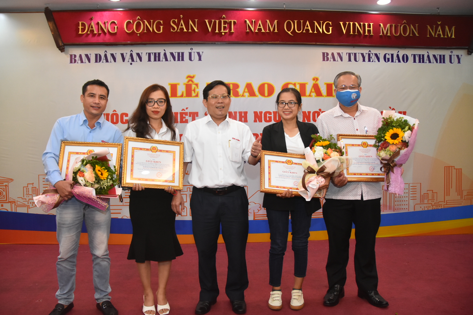 Khắc họa sinh động cuộc chiến với Covid-19
