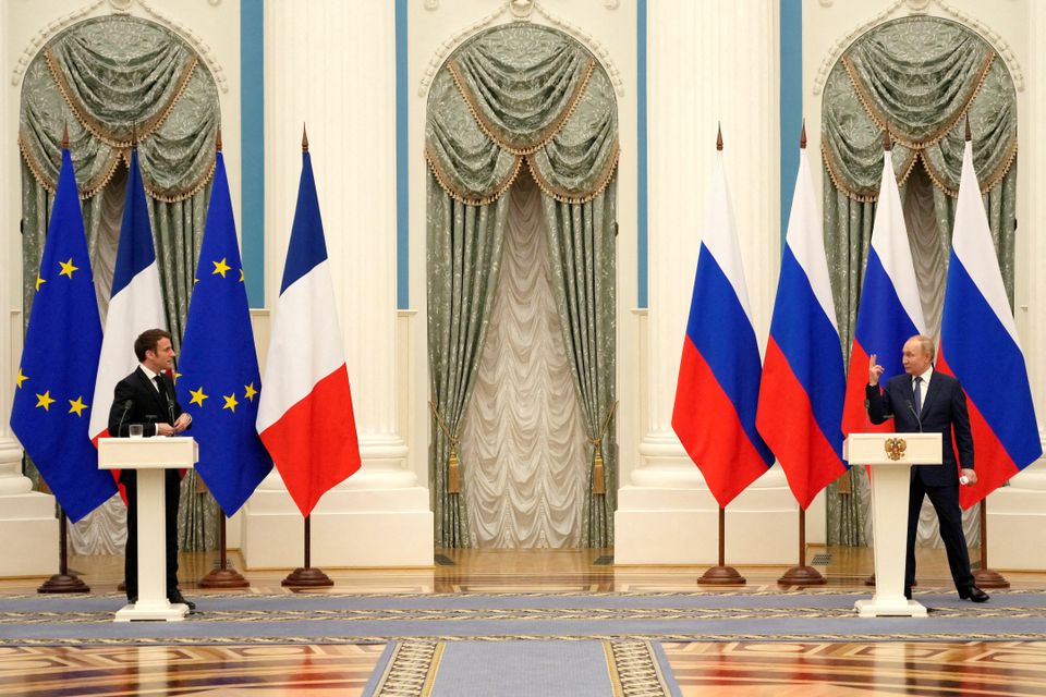 Hé lộ lý do Tổng thống Macron phải ngồi xa Tổng thống Putin