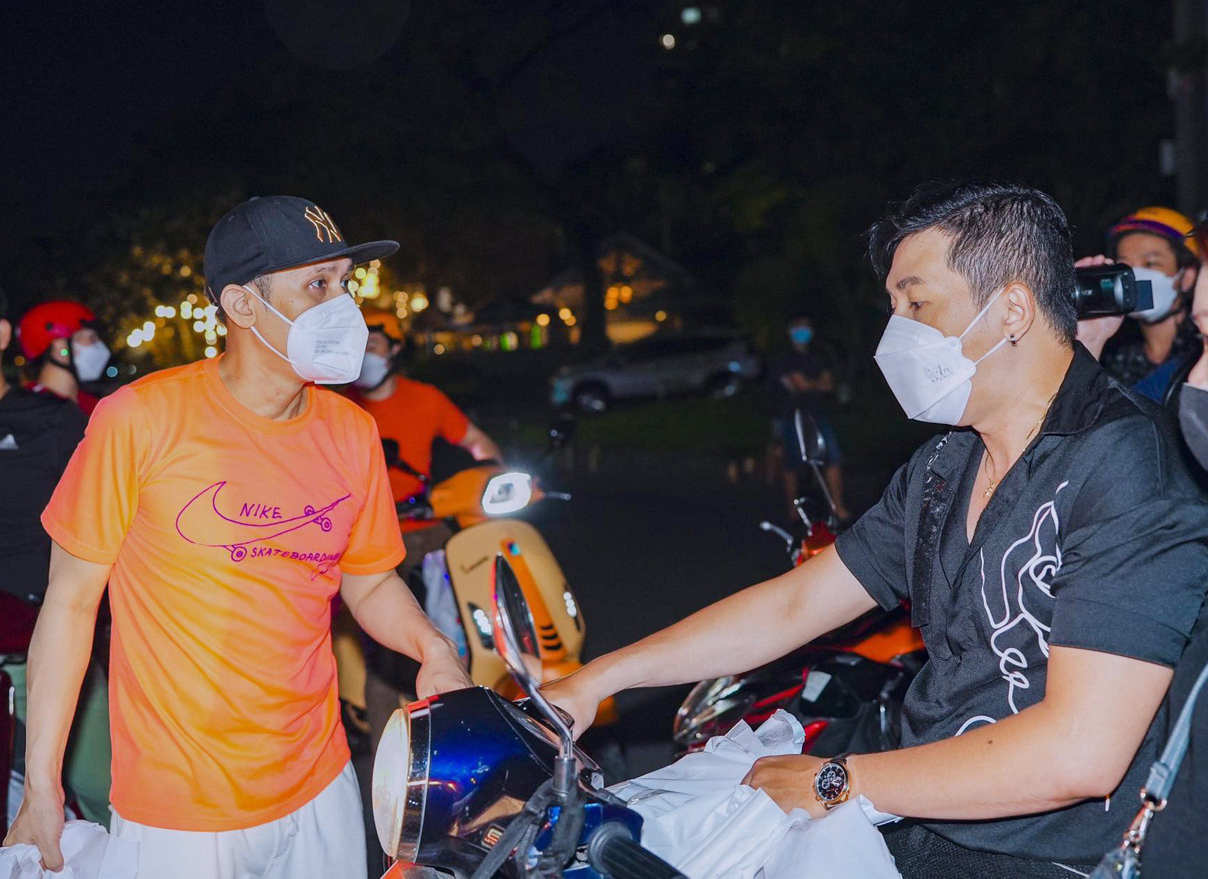 Ca sĩ Nguyên Vũ tặng quà người vô gia cư, giữa đêm khuya ấm áp nghĩa tình - Ảnh 4.