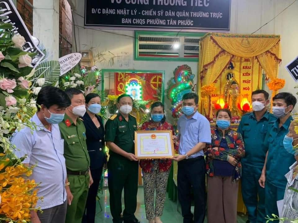 Truy tặng bằng khen cho dân quân tử vong khi khống chế tên "ngáo đá"