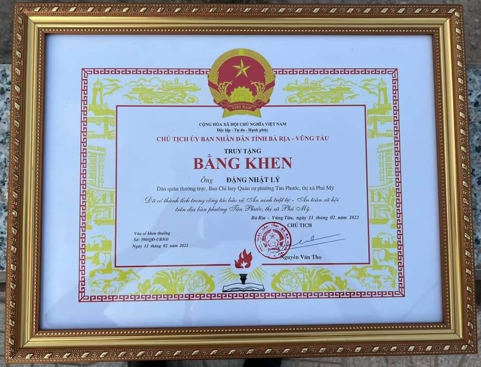 Truy tặng bằng khen cho chiến sĩ dân quân tử vong khi khống chế tên ngáo đá - Ảnh 2.