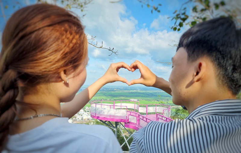 Giới trẻ đổ về cáp treo Núi Sam để “check-in” cây cầu tình yêu dịp Valentine