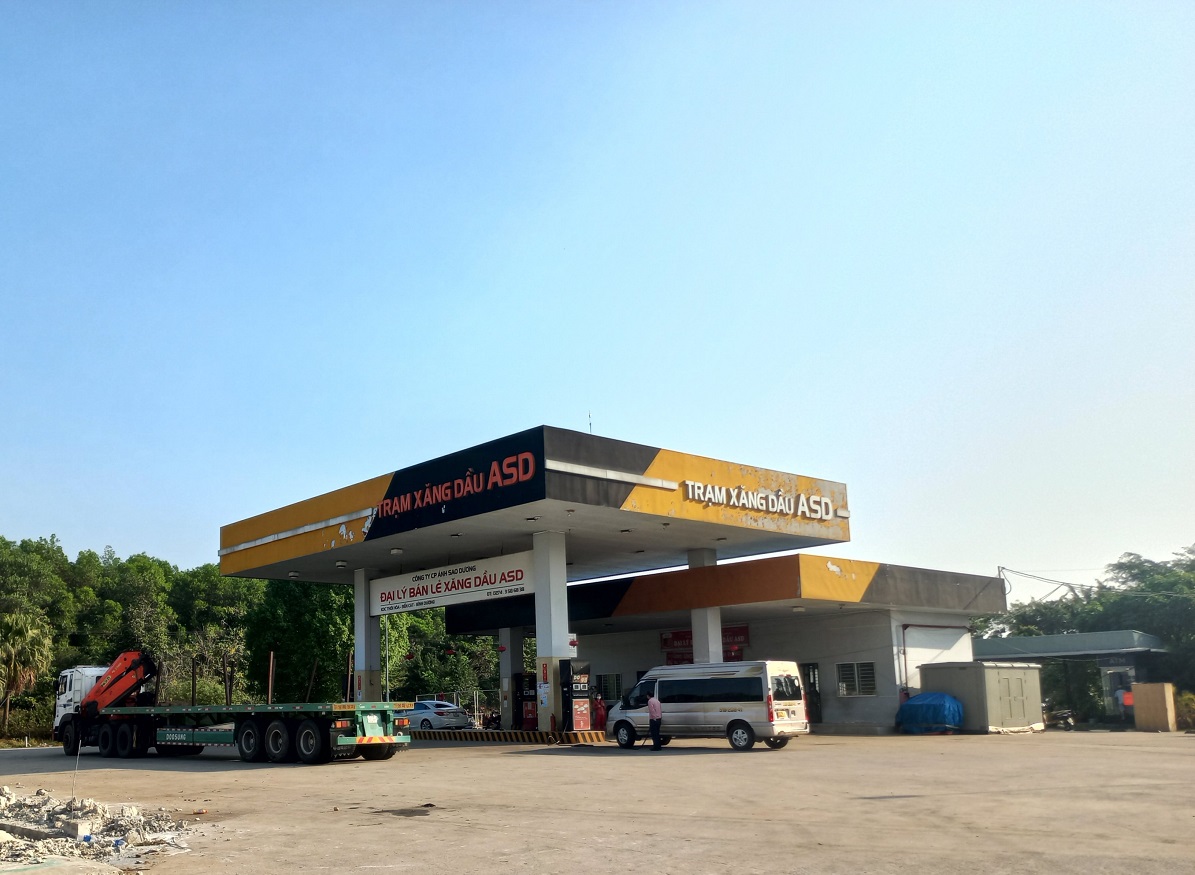 Nhiều người không đổ được xăng, liền gọi Cục Quản lý thị trường Bình Dương - Ảnh 1.