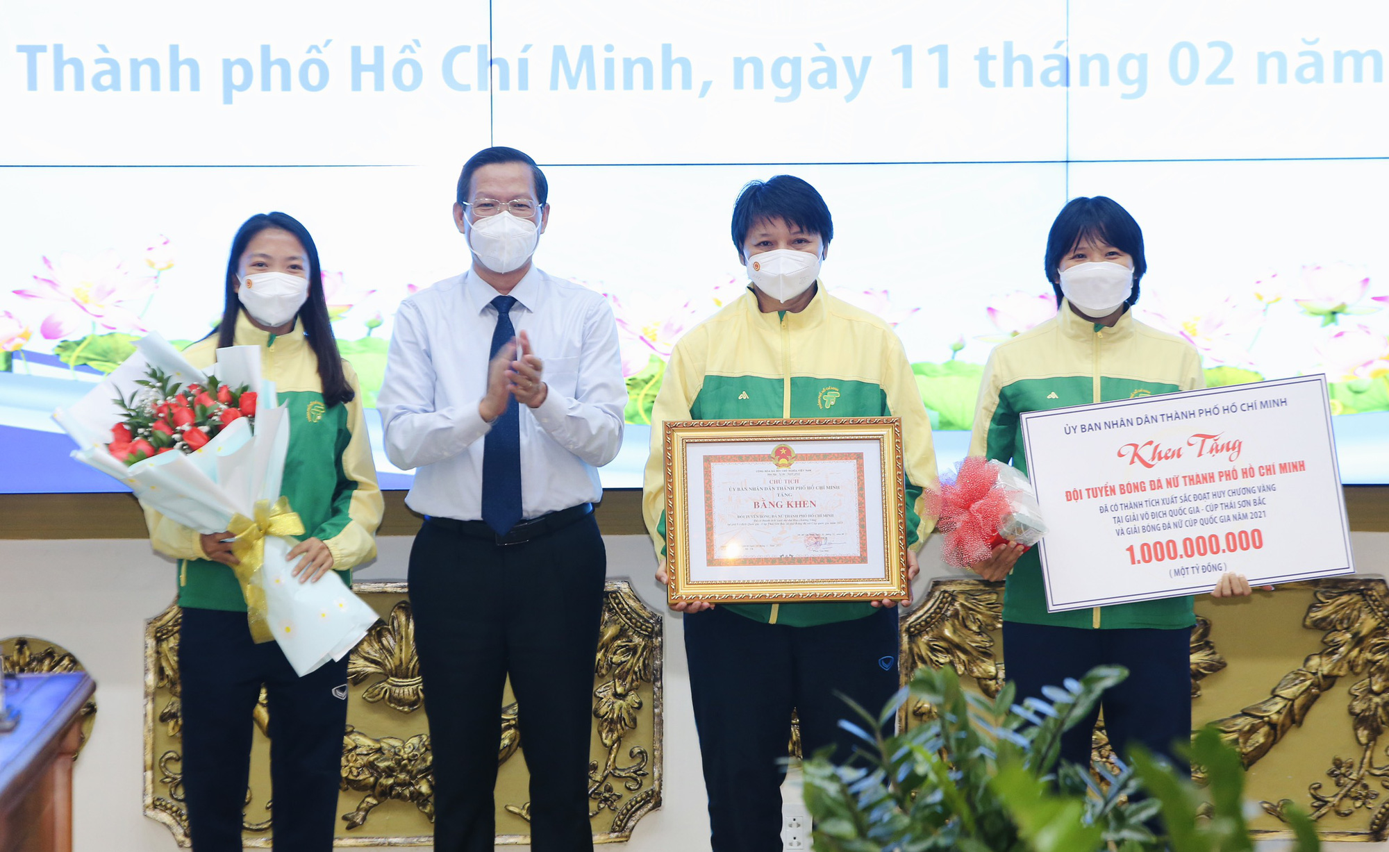 Chủm ảnh lễ mừng c&ocirc;ng c&aacute;c th&agrave;nh vi&ecirc;n đội tuyển nữ tại TP HCM - Ảnh 17.