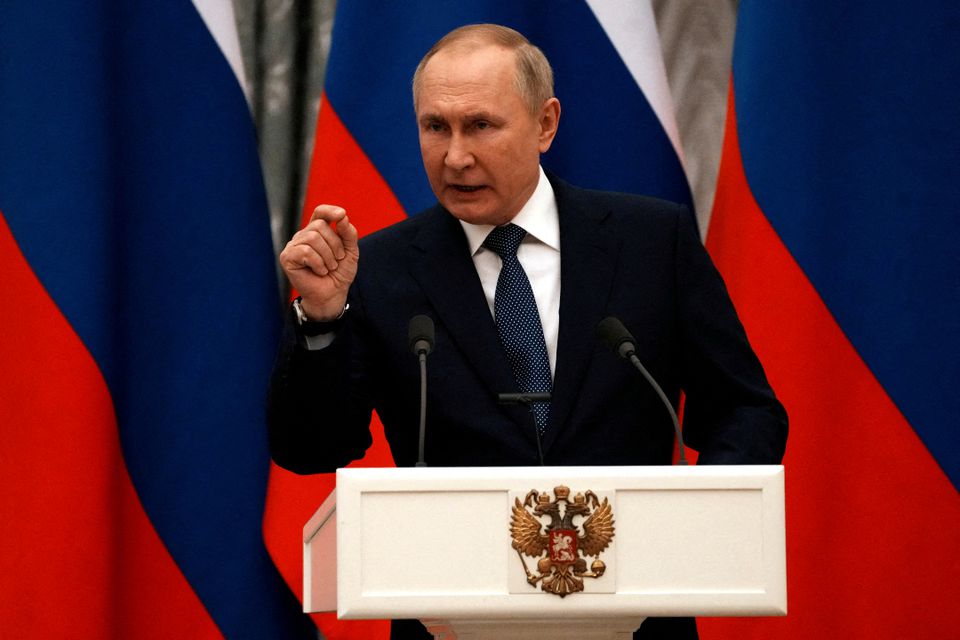 Tổng thống Macron sửng sốt trong lần gặp lại &ocirc;ng Putin - Ảnh 2.