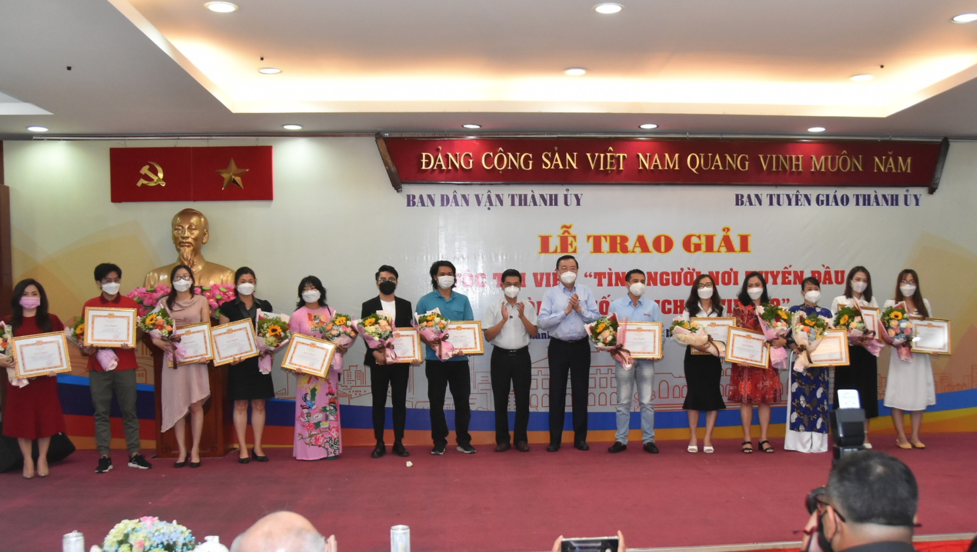 Báo Người Lao Động đoạt 4 giải cuộc thi viết Tình người nơi tuyến đầu phòng, chống dịch Covid-19 - Ảnh 3.