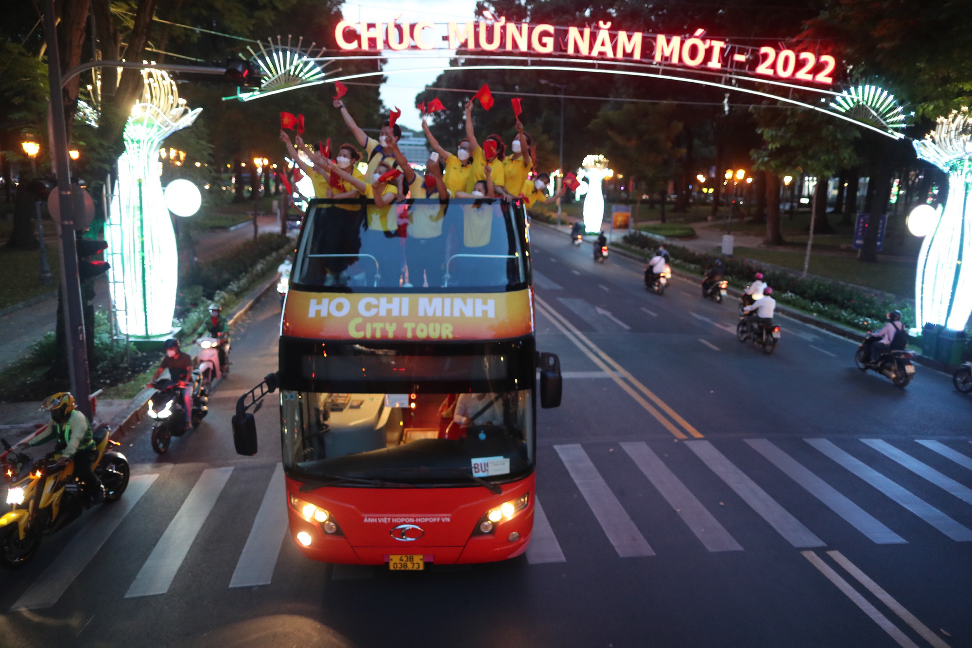 Chủm ảnh lễ mừng c&ocirc;ng c&aacute;c th&agrave;nh vi&ecirc;n đội tuyển nữ tại TP HCM - Ảnh 8.