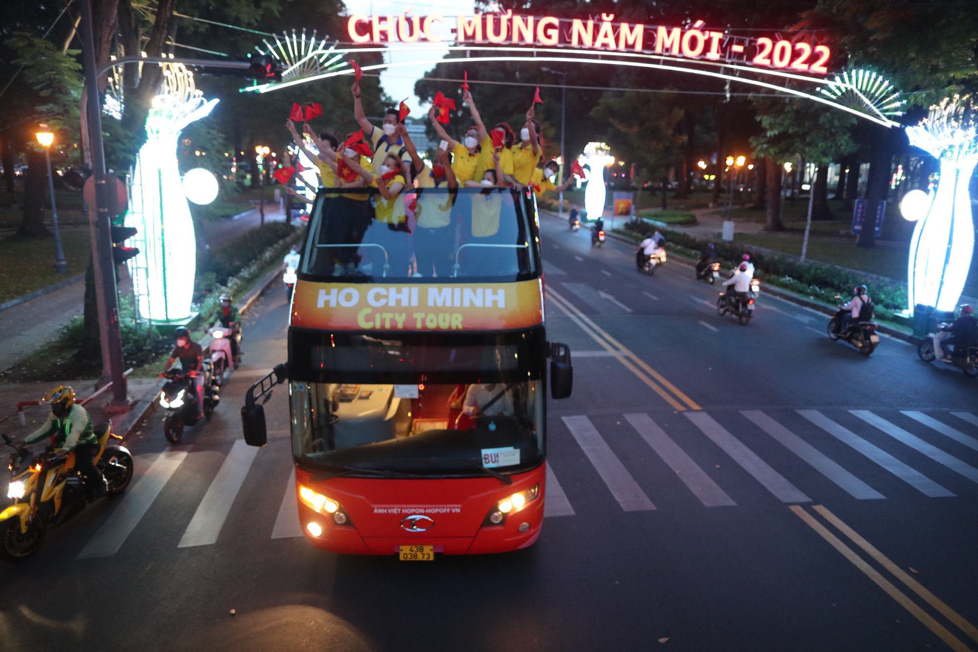 Chủm ảnh lễ mừng c&ocirc;ng c&aacute;c th&agrave;nh vi&ecirc;n đội tuyển nữ tại TP HCM - Ảnh 9.
