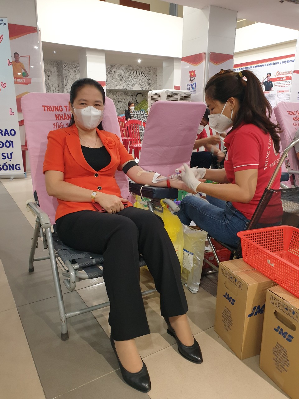 Hiến m&aacute;u dịp đầu năm - Ảnh 1.