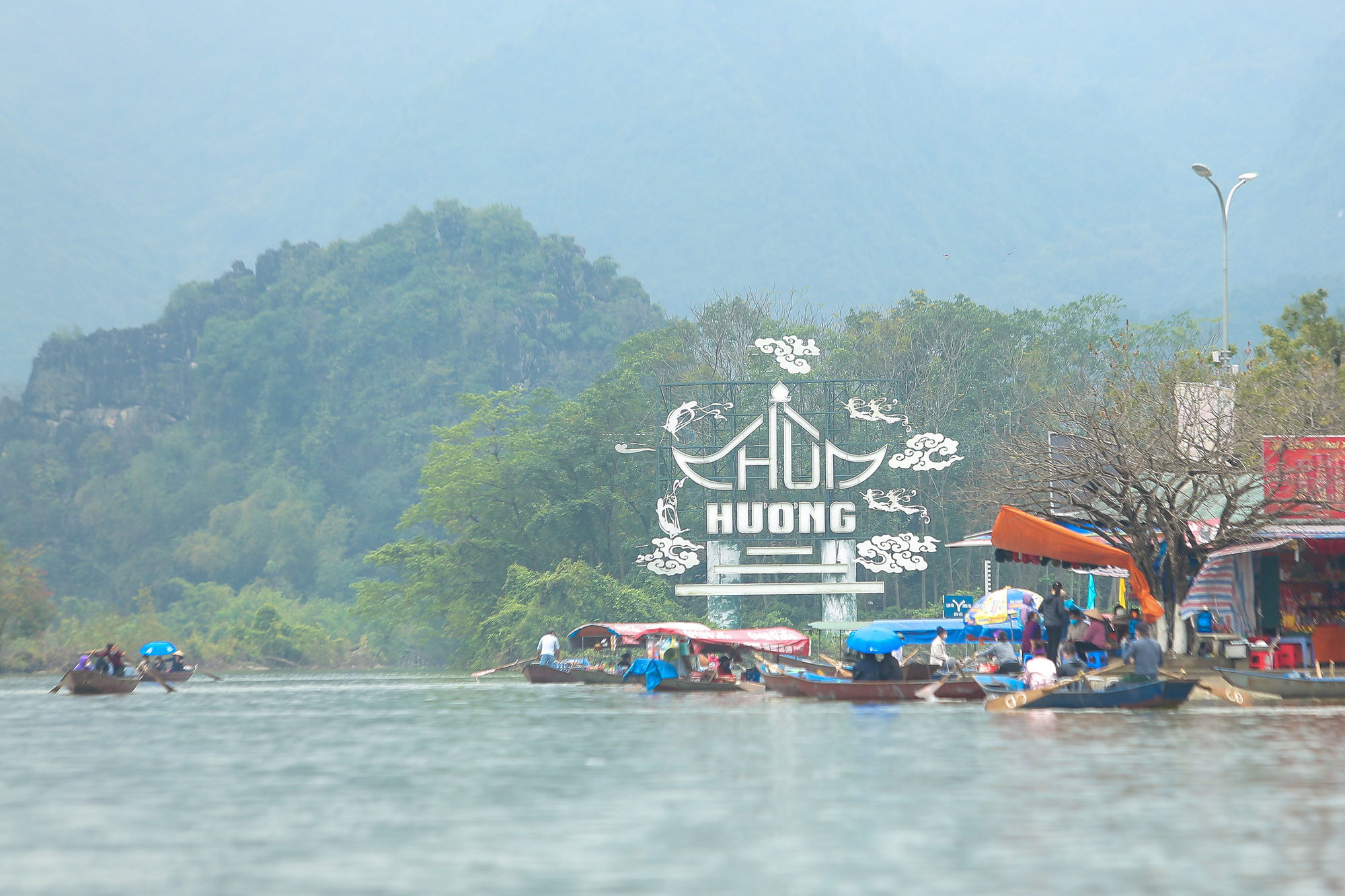 Hàng ngàn du khách trẩy hội chùa Hương