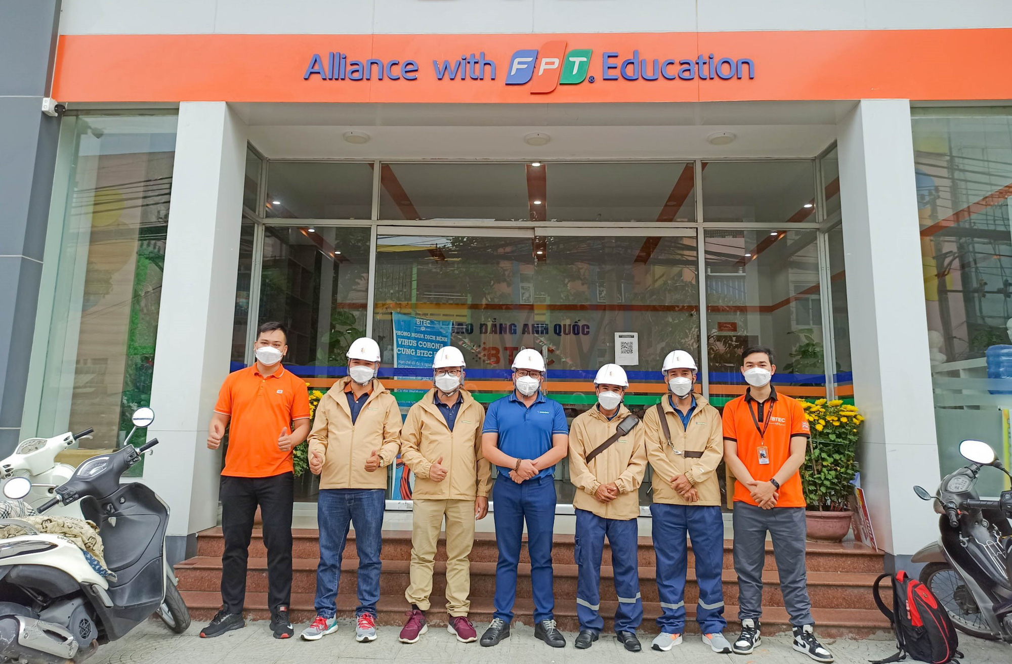 Chuy&ecirc;n gia phun khử khuẩn miễn ph&iacute;, hỗ trợ c&aacute;c trường đ&oacute;n học sinh trở lại - Ảnh 1.