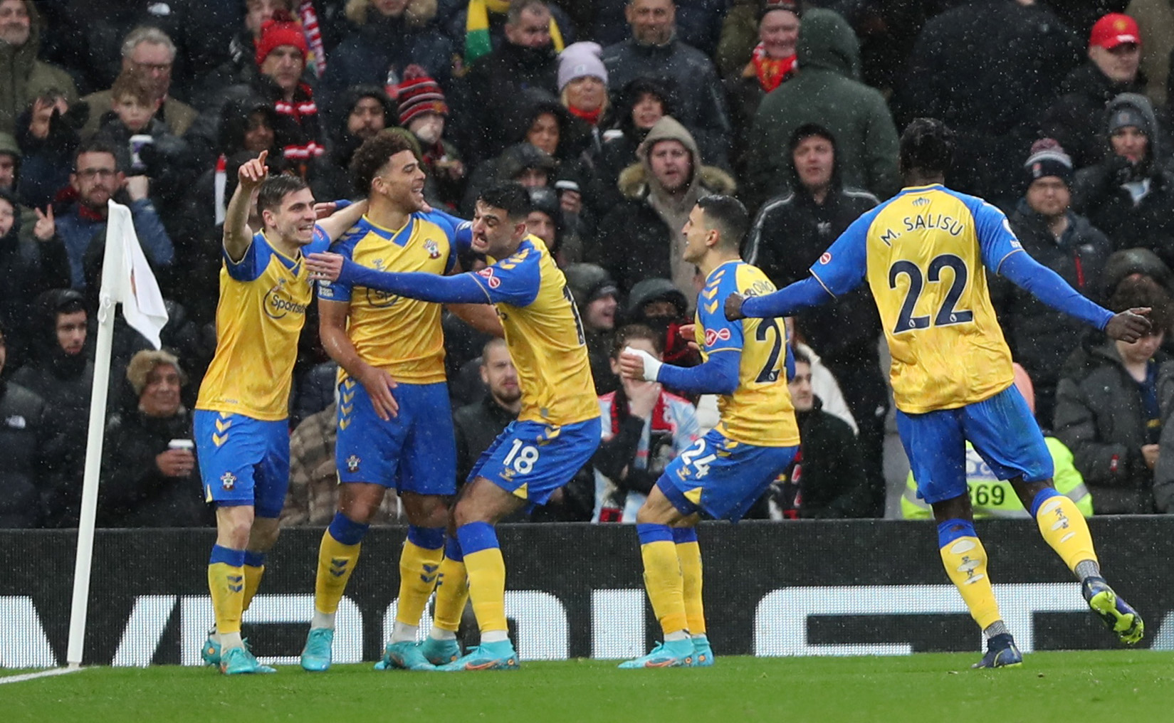 Mất điểm s&acirc;n nh&agrave;, Man United trở lại Top 5 Ngoại hạng Anh - Ảnh 6.