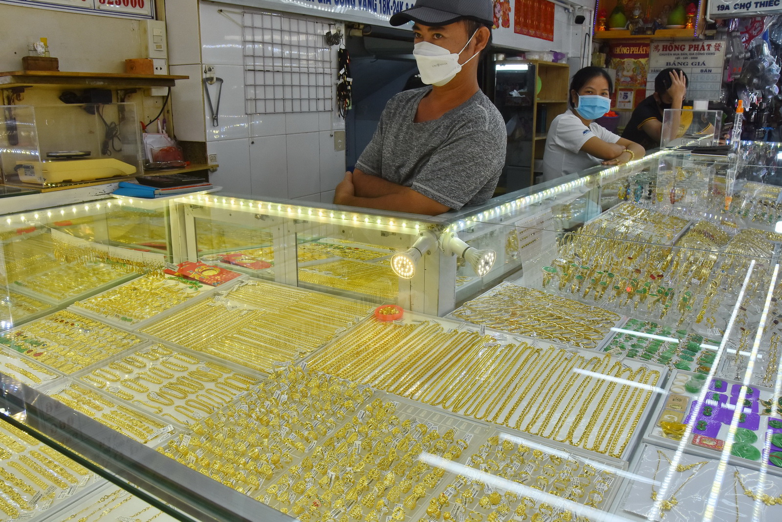 Giá vàng hôm nay 12-2: Tăng mạnh cả trong nước và thế giới