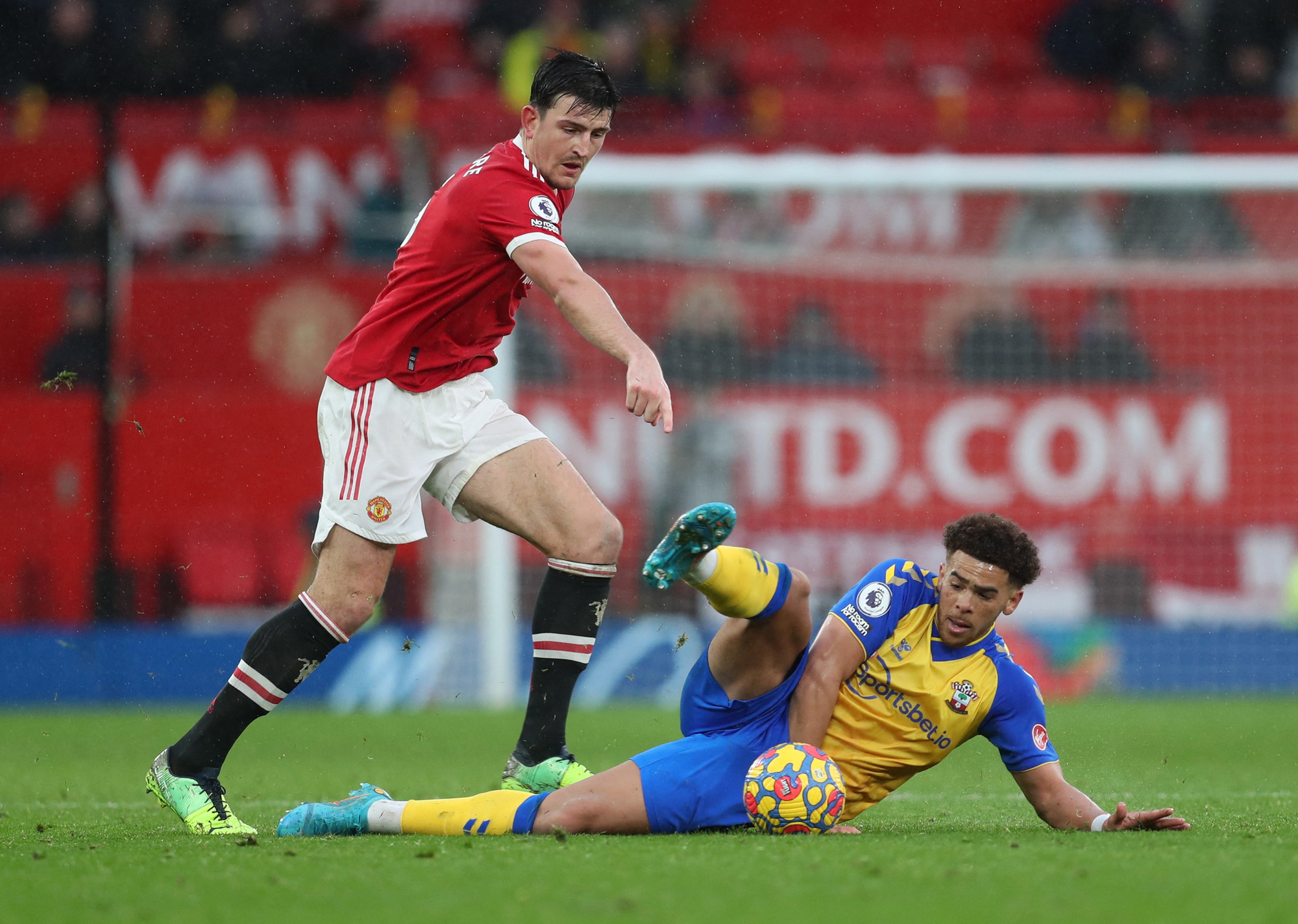 Ronaldo mang băng đội trưởng Man United, Maguire bực tức chỉ tr&iacute;ch đ&agrave;n anh - Ảnh 1.
