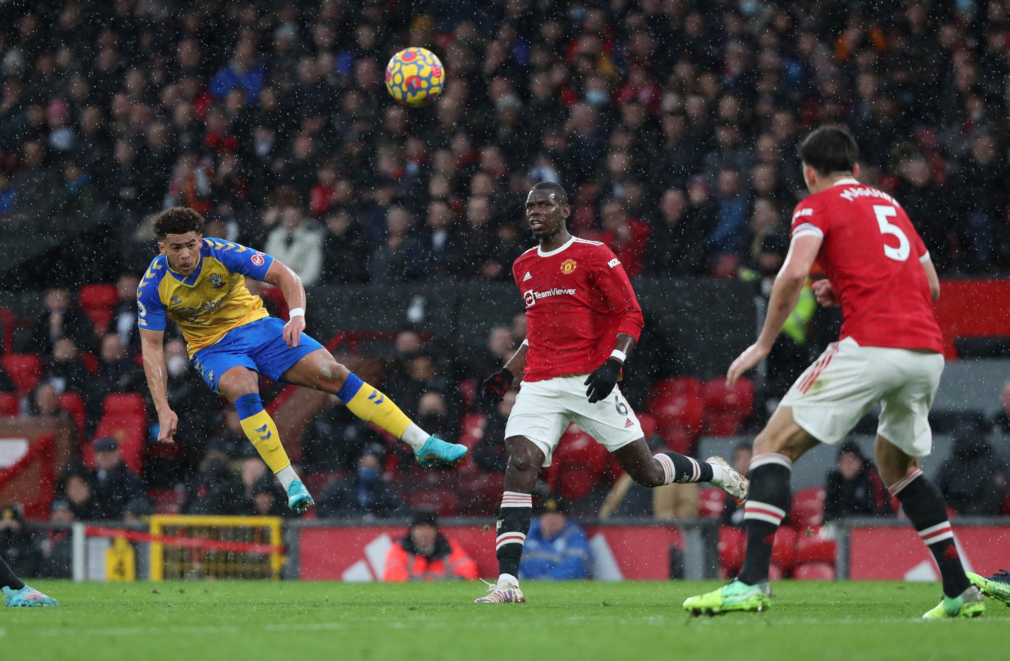Mất điểm s&acirc;n nh&agrave;, Man United trở lại Top 5 Ngoại hạng Anh - Ảnh 5.
