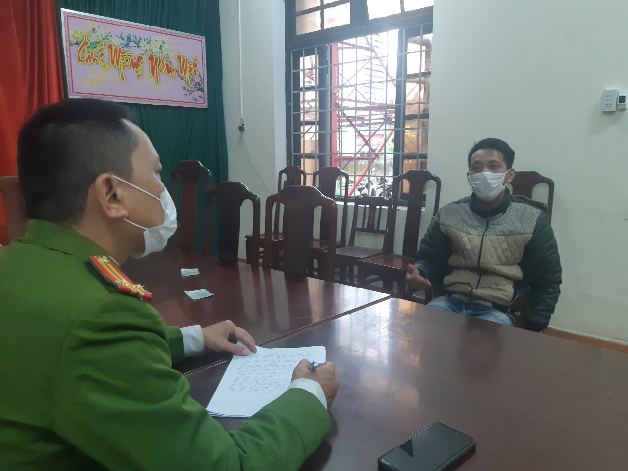 Bắt giữ gã đàn ông sống như vợ chồng với người vị thành niên
