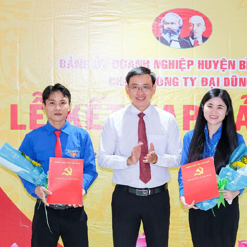 Thu hút công nhân vào Đảng