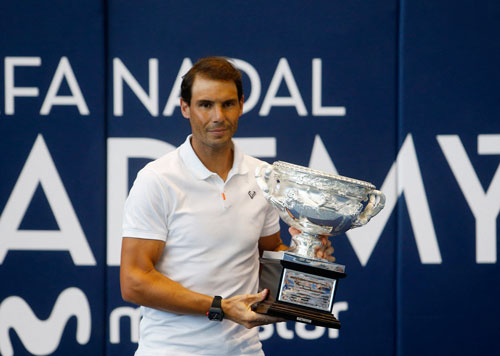 Nadal v&agrave; Djokovic đua danh hiệu - Ảnh 1.
