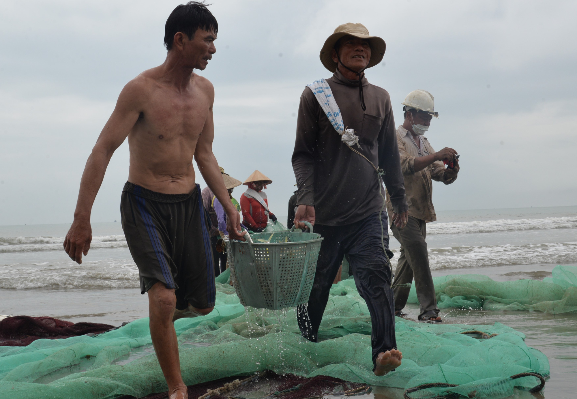 Đầu năm, theo ngư dân "hết thời" đi kéo lưới rùng