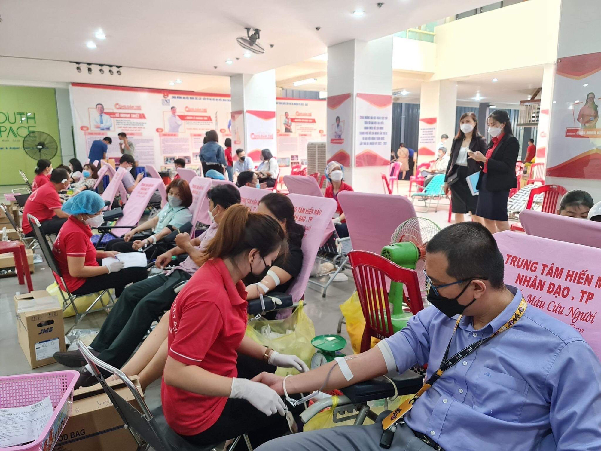 Gần 1.000 đoàn viên tham gia hiến máu nhân đạo