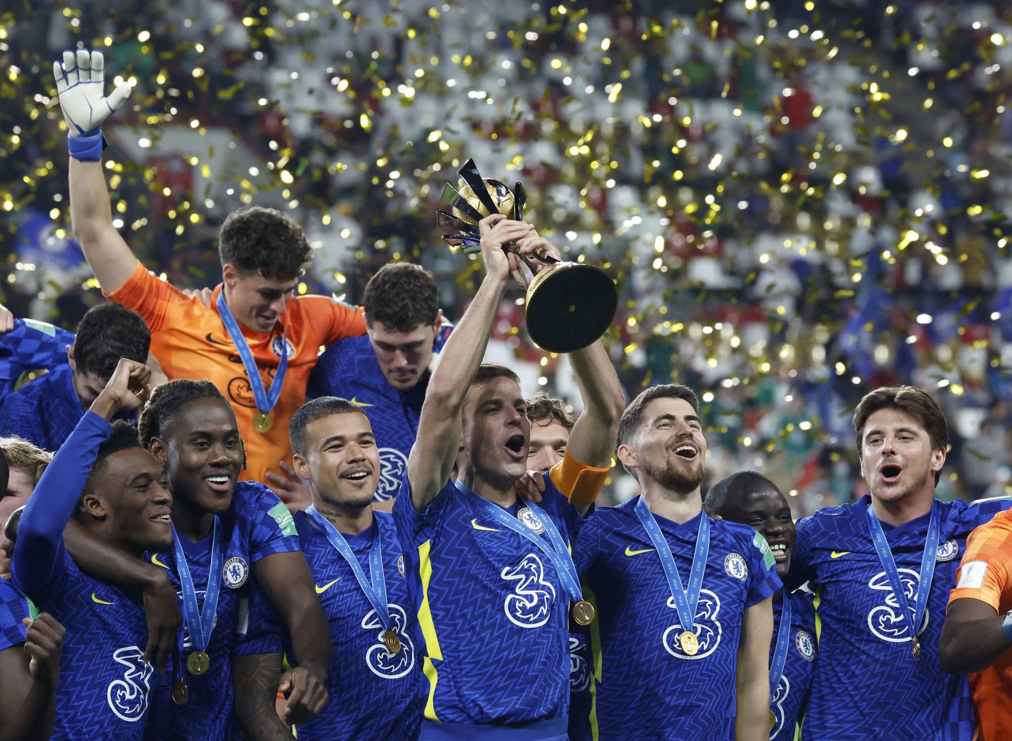 Hai quả phạt đền, một thẻ đỏ, Chelsea lần đầu lên đỉnh thế giới