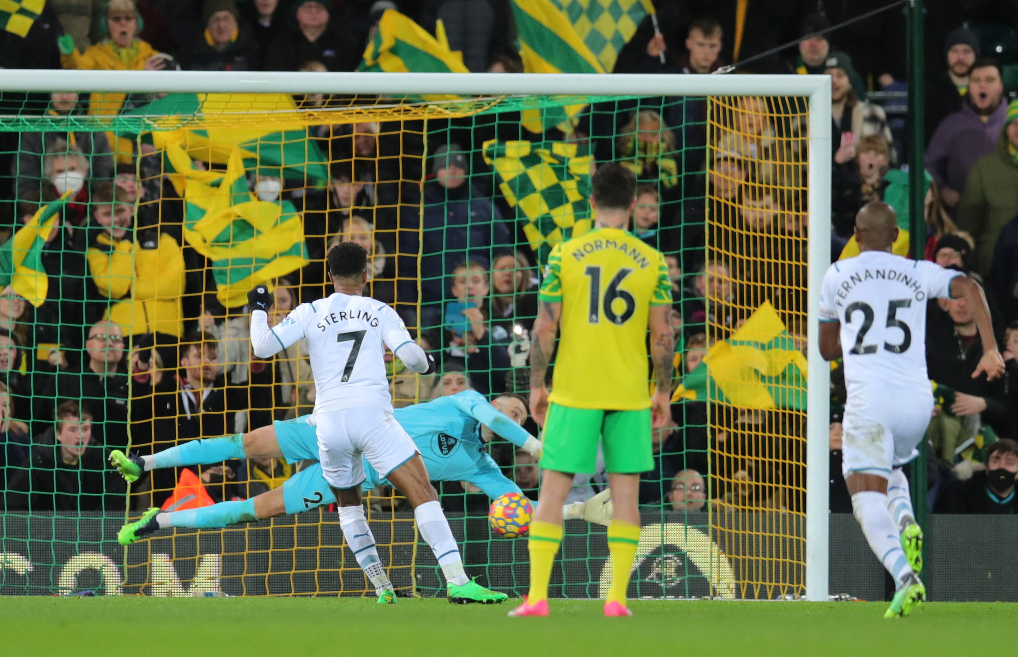 Sterling bùng nổ hat-trick, Man City vững ngôi đầu Ngoại hạng Anh - Ảnh 5.