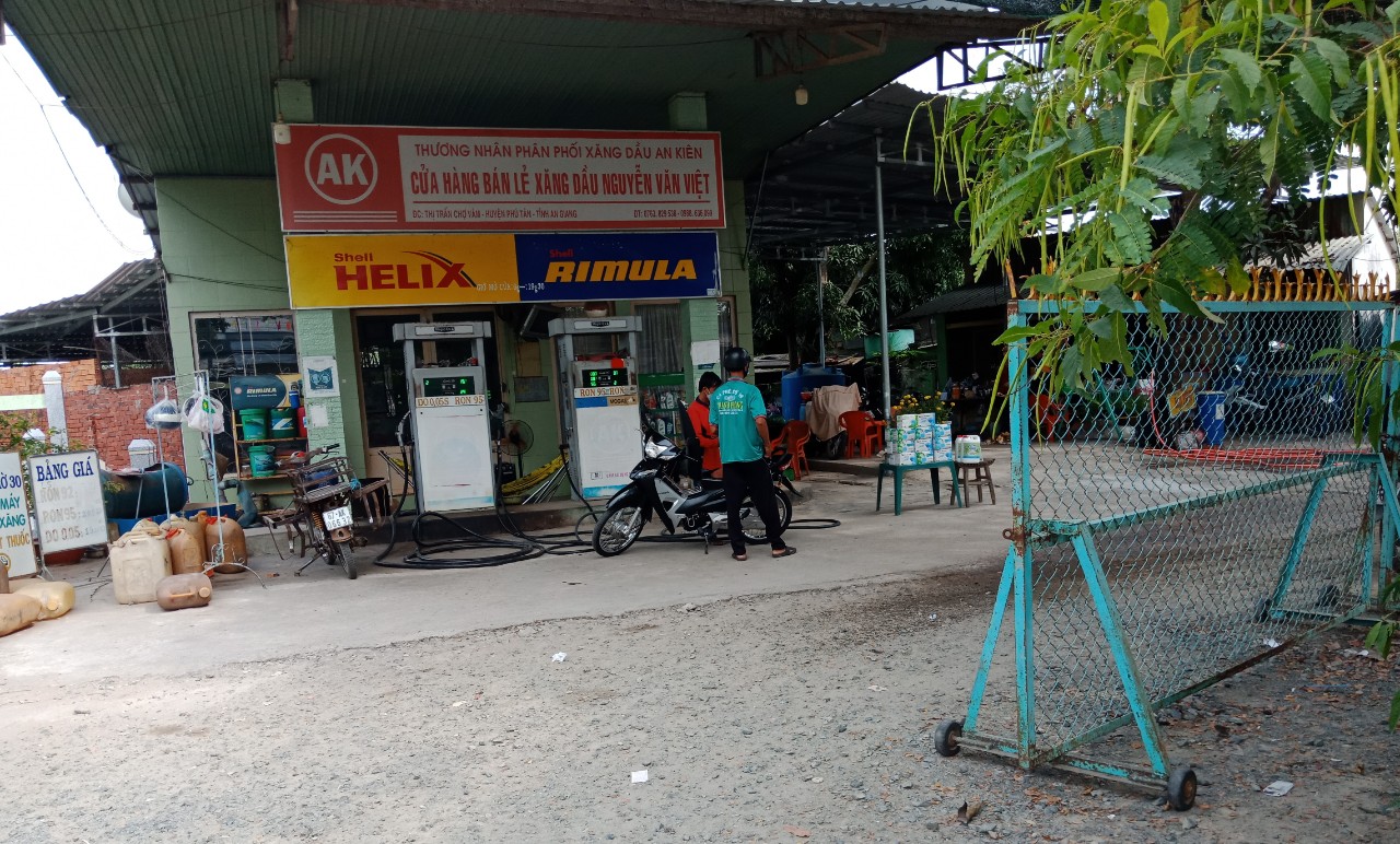 Gặp kh&oacute; trong việc mua xăng dầu, nhiều người ở An Giang dắt xe đi bộ - Ảnh 1.