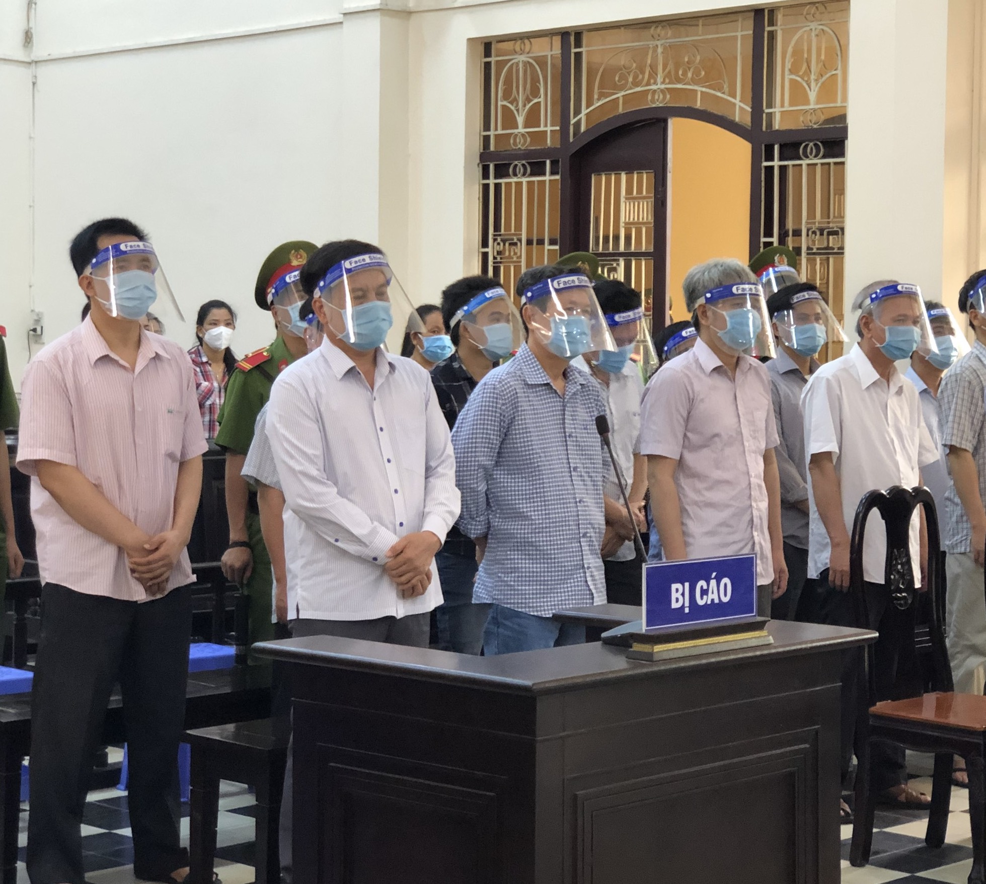 Nguy&ecirc;n Chủ tịch UBND TP Tr&agrave; Vinh Diệp Văn Thạnh hầu to&agrave; - Ảnh 1.