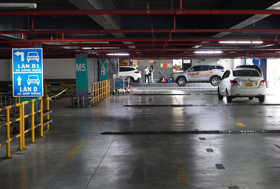 Mở th&ecirc;m l&agrave;n &ocirc;t&ocirc; đ&oacute;n kh&aacute;ch ở s&acirc;n bay T&acirc;n Sơn Nhất - Ảnh 1.