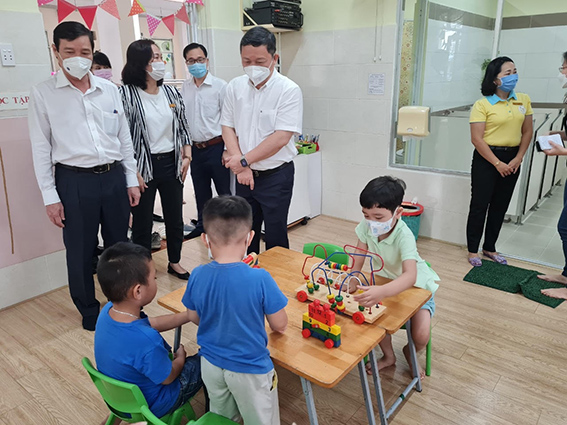 Ngày đầu trẻ mầm non đến lớp 6 tới trường: Học sinh hào hứng, nhà trường cẩn trọng